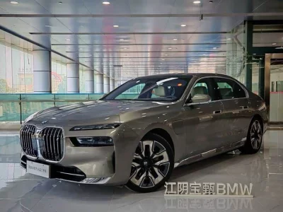 BMW i7