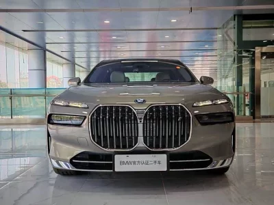 BMW i7