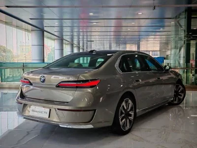 BMW i7