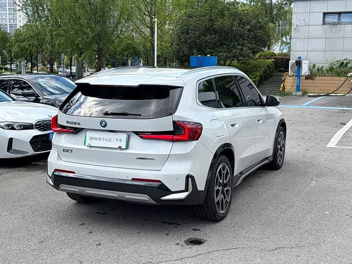 BMW iX1