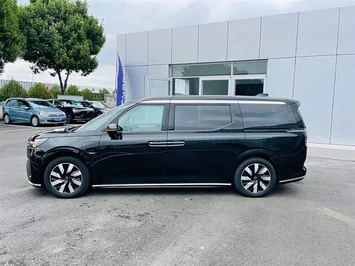 Volvo EM90