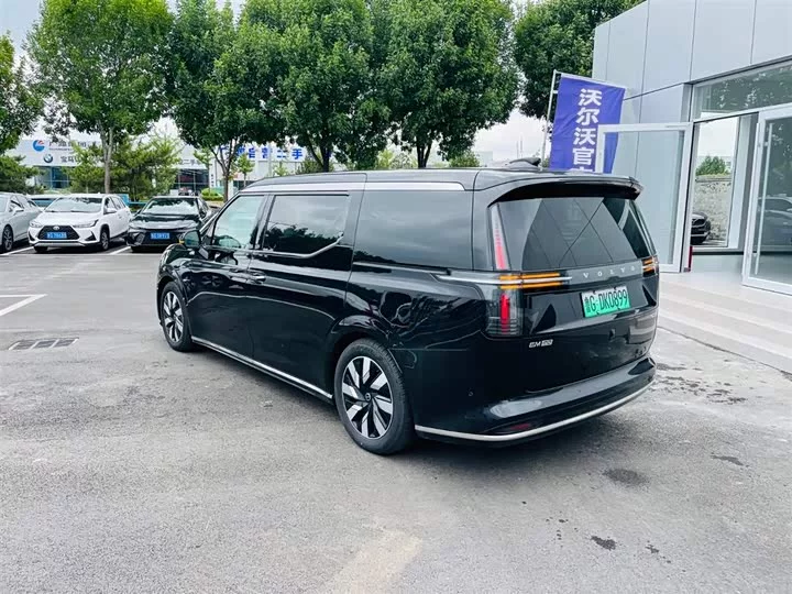 Volvo EM90