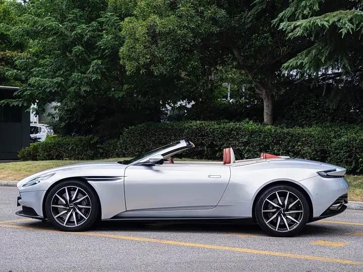 Aston Martin DB11