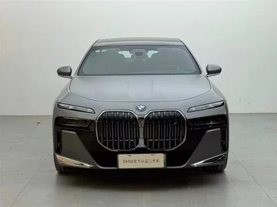 BMW i7