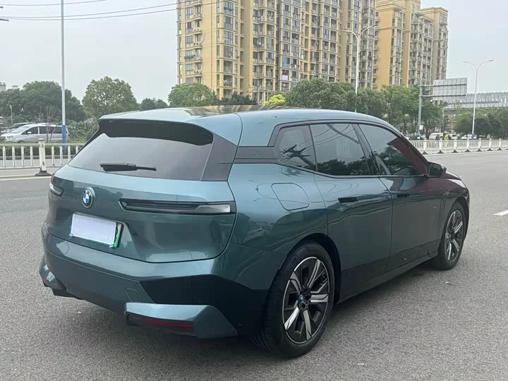 BMW iX