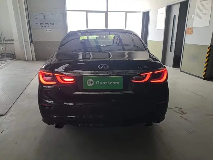 Infiniti Q70