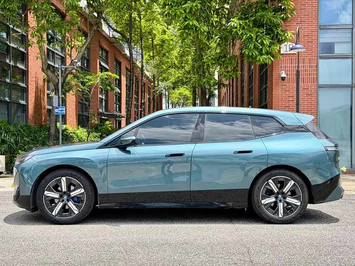 BMW iX