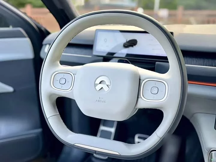 NIO ES8