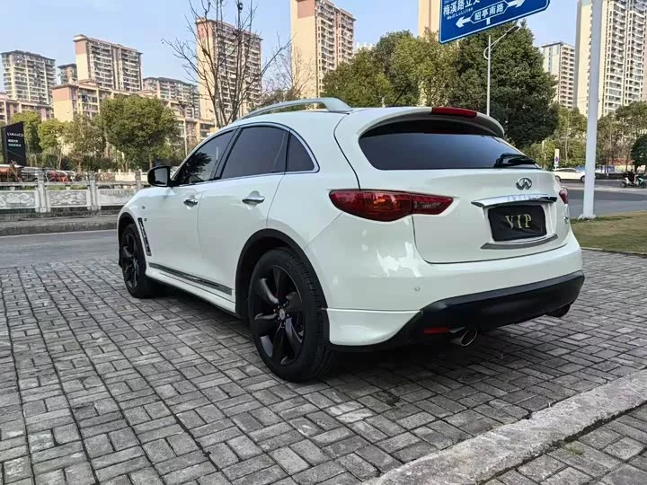 Infiniti QX70