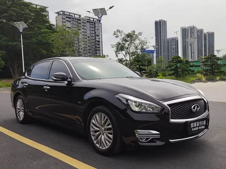 Infiniti Q70