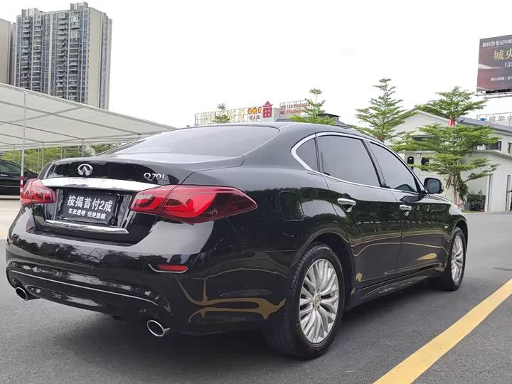 Infiniti Q70
