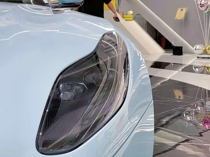Aston Martin DB11