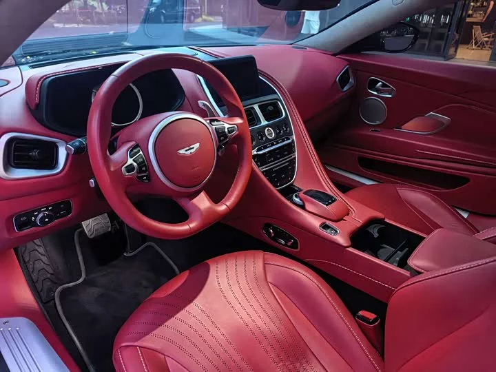 Aston Martin DB11