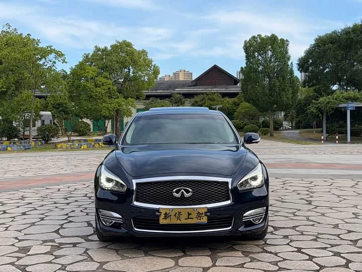 Infiniti Q70
