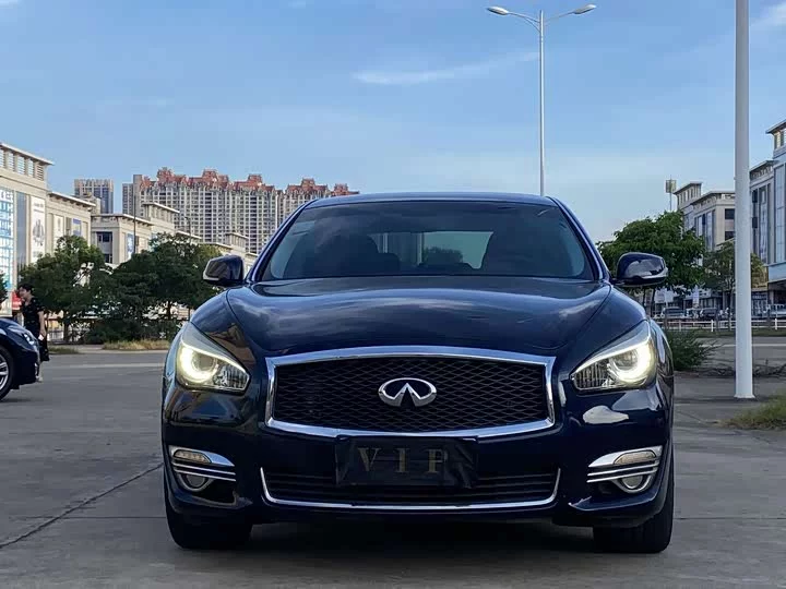 Infiniti Q70