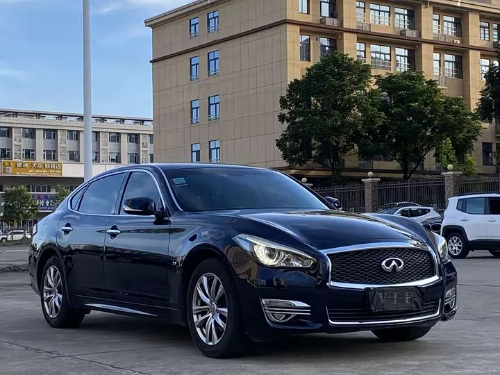 Infiniti Q70