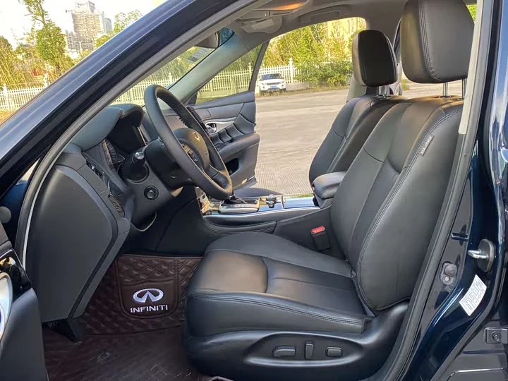 Infiniti Q70