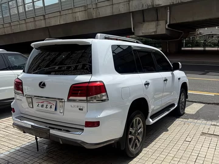 Lexus LX