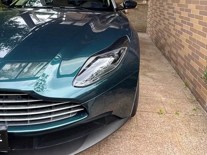 Aston Martin DB11
