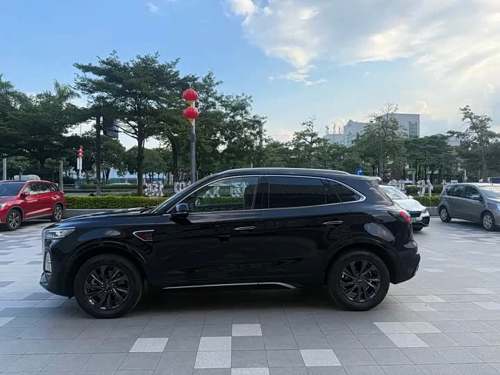Hongqi HS5