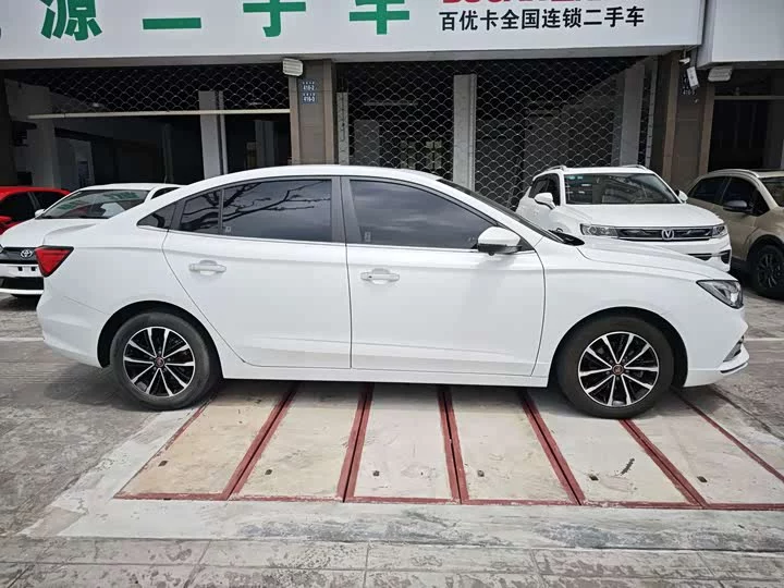 Roewe i5