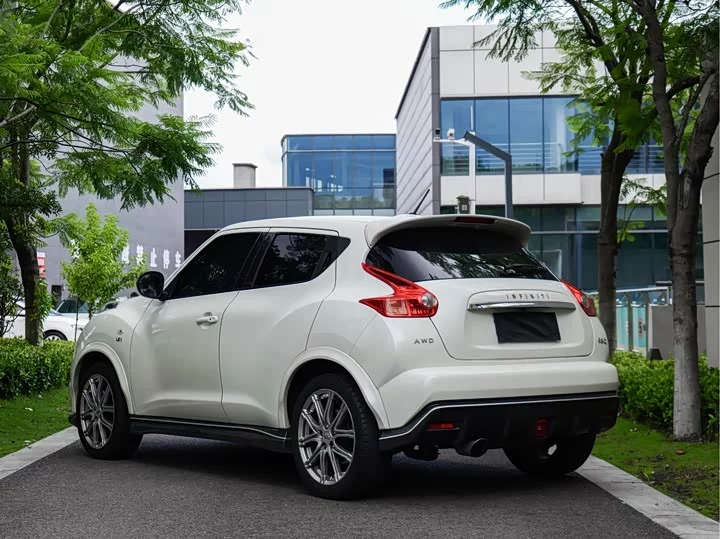 Infiniti ESQ