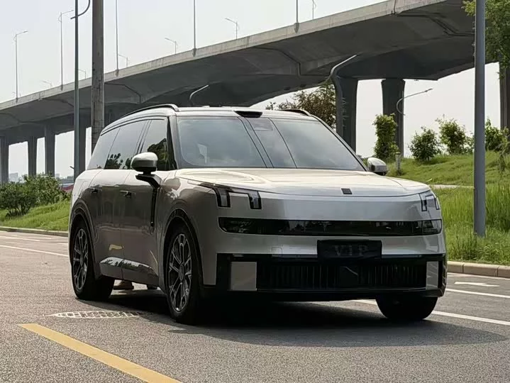 Lynk & Co 900