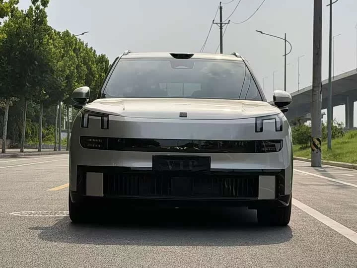Lynk & Co 900