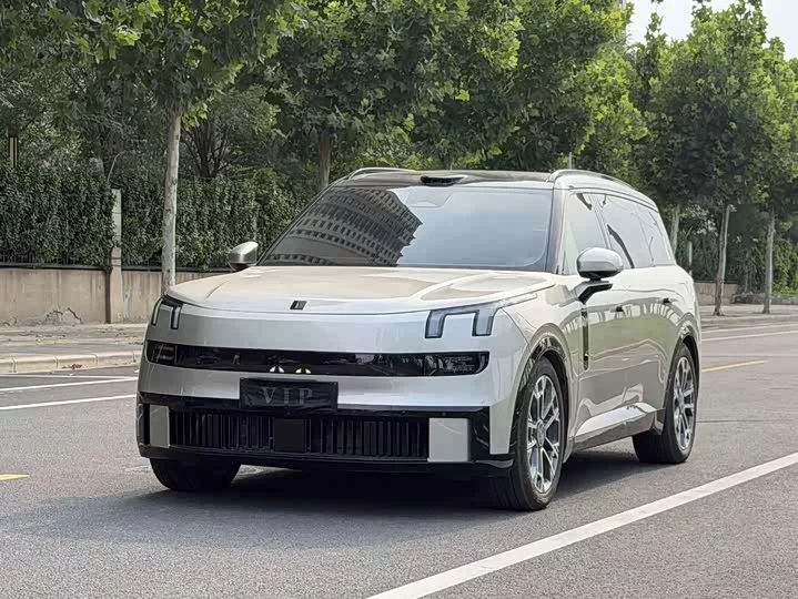 Lynk & Co 900