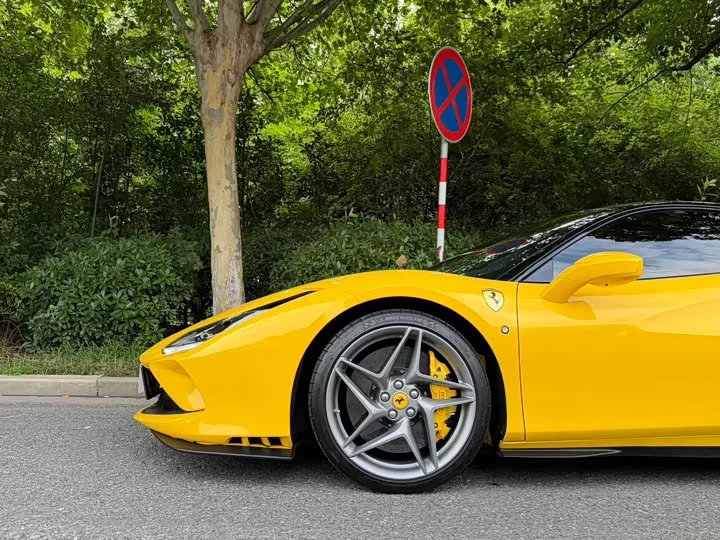 ferrari F8