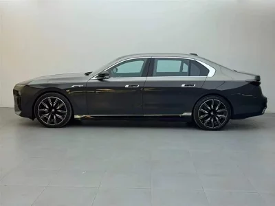 BMW i7 M70L
