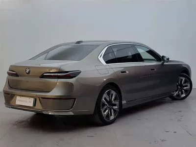 BMW i7
