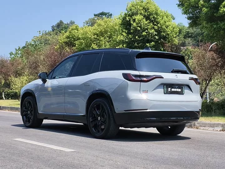 NIO ES8