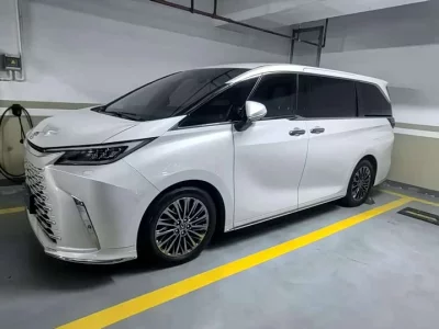 Lexus LM