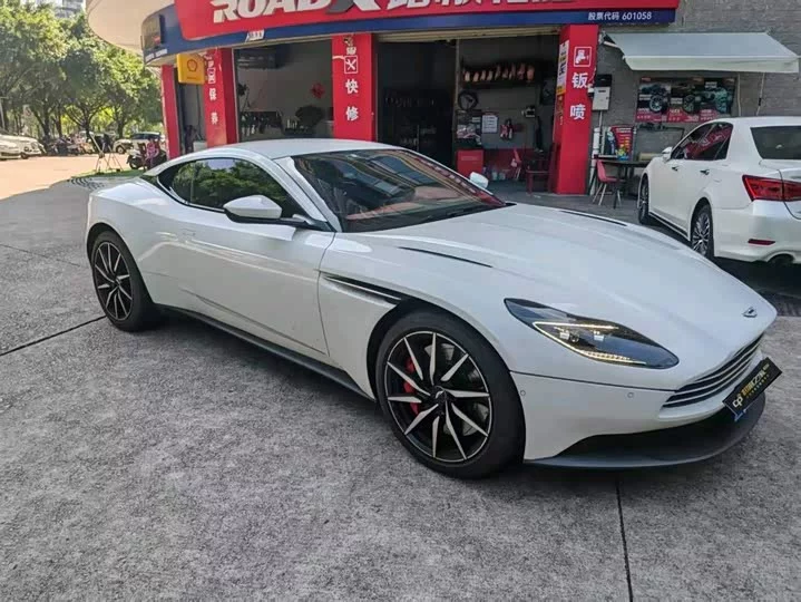 Aston Martin DB11