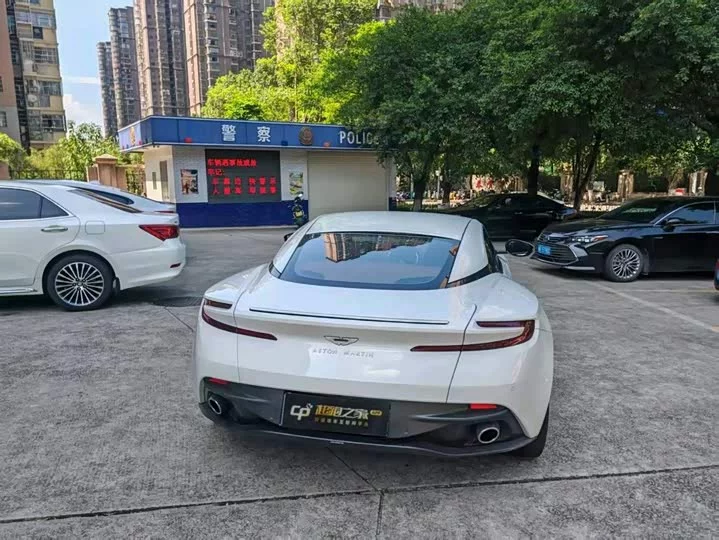 Aston Martin DB11