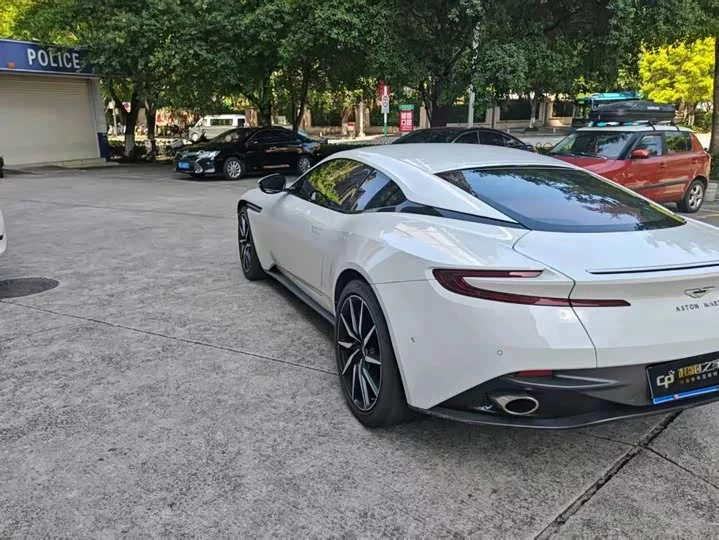 Aston Martin DB11
