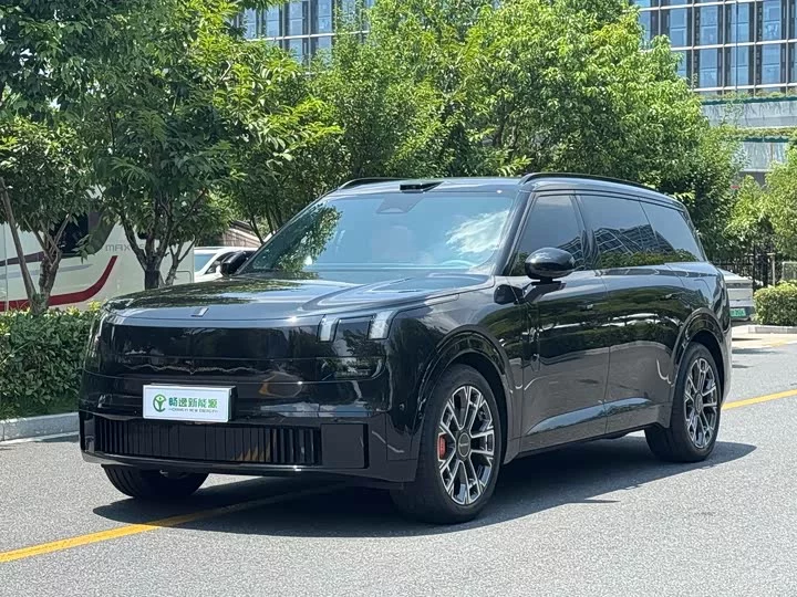 Lynk & Co 900