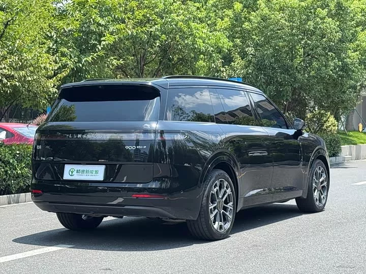 Lynk & Co 900