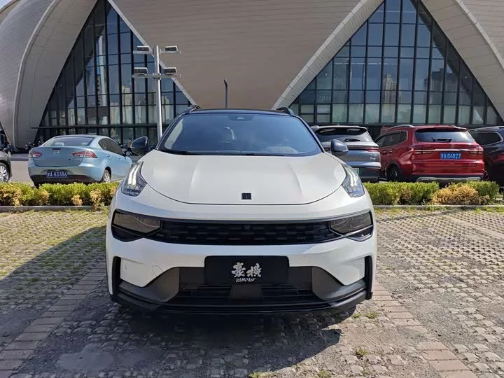 Lynk & Co 01