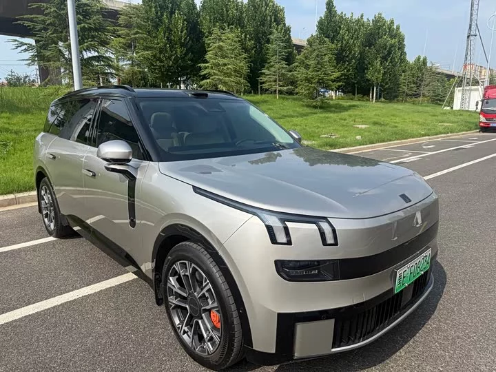 Lynk & Co 900