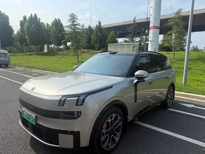 Lynk & Co 900