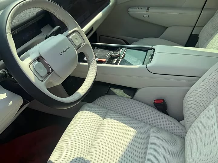 Lynk & Co 900
