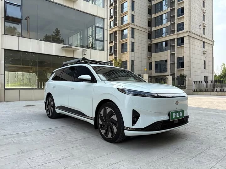 Dongfeng eπ008