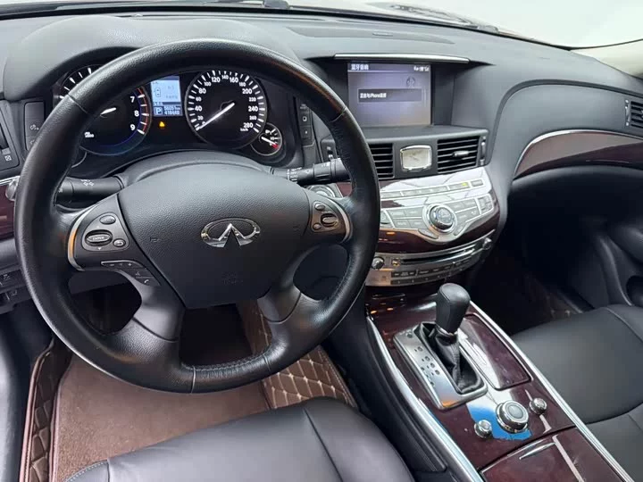 Infiniti Q70