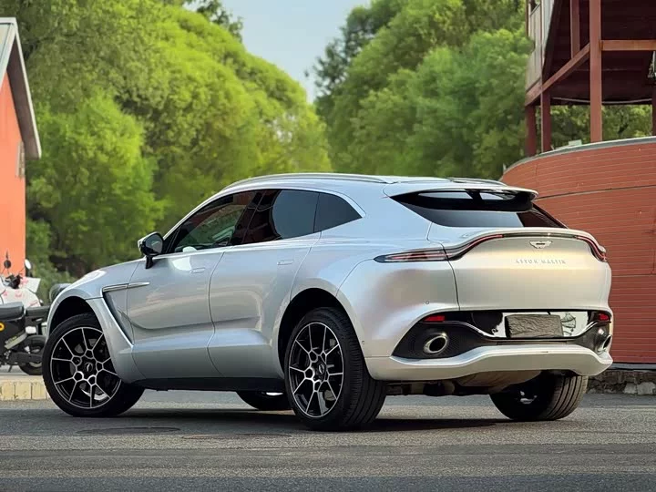Aston Martin DBX