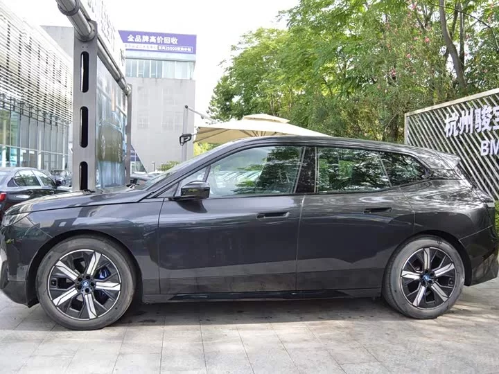 BMW iX