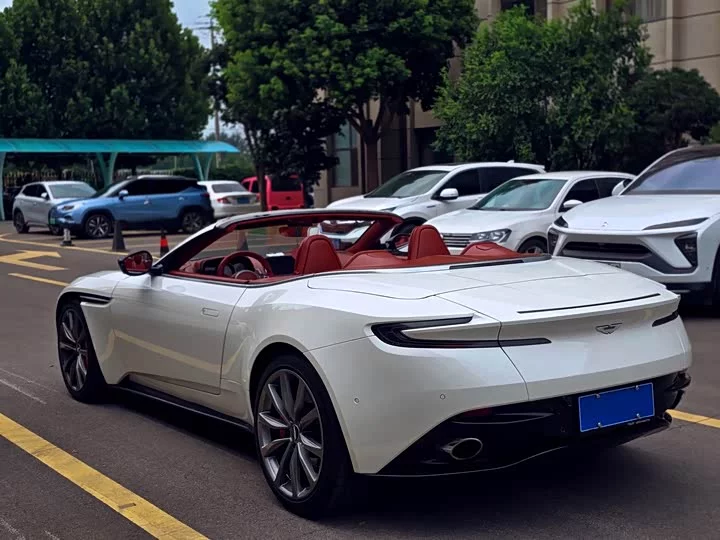 Aston Martin DB11