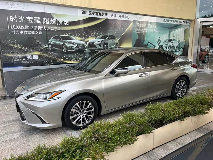 Lexus ES