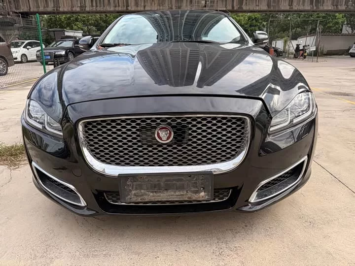 Jaguar XJ